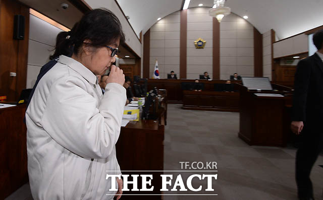 최순실 게이트는 모든 뉴스를 빨아들이는 뉴스의 블랙홀. 최순실씨가 지난 19일 오후 서울 서초구 서울중앙지법 형사대법정에서 열린 국정농단 사건 첫 재판에 입장하고 있다. /언론사 사진공동취재단