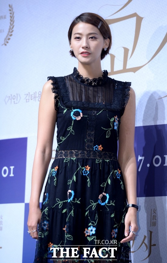 지난달 29일 서울 강남구 신사동 CGV 압구정점에서 열린 영화 여교사 제작발표회에 참석해 포즈를 취하고 있는 유인영. 배우 유인영은 영화 여교사에서 학교 이사장 딸로 모든 것을 가진 여교사 혜영 역을 맡았다. /임세준 기자