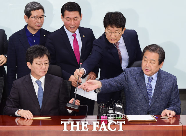그러나 김무성 전 대표가 유승민 의원에게 마이크를 양보합니다!