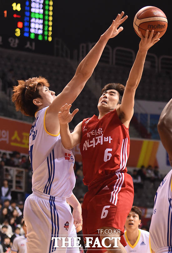 오리온 정재홍이 삼성 김준일의 마크를 뚫고 슛을 성공시키고 있다.