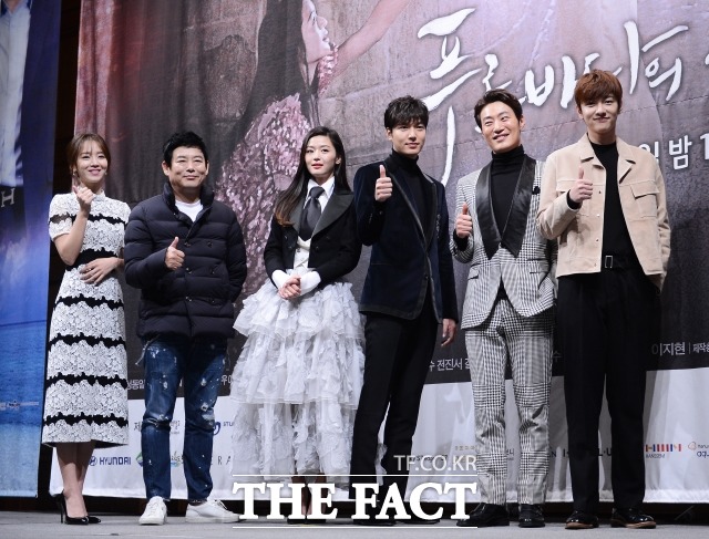 푸른 바다의 전설 출연진. 22일 시청률 조사회사 닐슨코리아에 따르면 전날 방송된 SBS 수목드라마 푸른 바다의 전설은 시청률 16.7%를 기록했다. /이덕인 기자