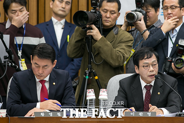 이완영(오른쪽) 의원은 박영선 더불어민주당 의원이 K스포츠재단 노승일 부장과 공모했다고 주장했다./사진공동취재단