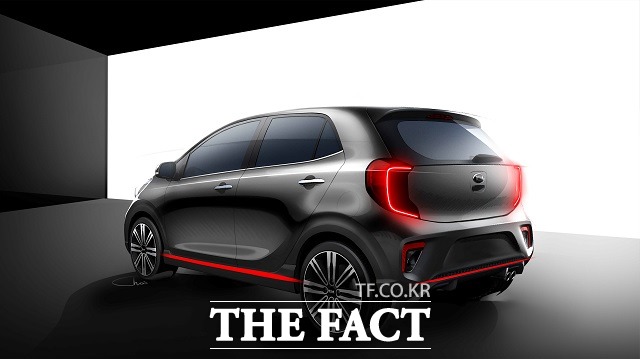 신형 모닝의 후면부는 기존 모델의 리어램프 디자인을 계승해 C자형 형상을 더 명확하게 하고 눈에 잘 띄도록 램프 폭을 넓혀 시인성을 높였다.