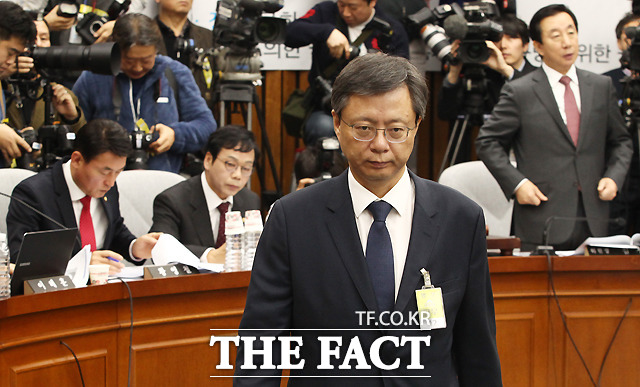 우병우 전 청와대 민정수석이 22일 국회에서 열린 최순실 국조특위 제5차 청문회에 증인으로 출석해 선서문을 김성태 위원장에게 전달 후 자리로 돌아오고 있다./사진공동취재단