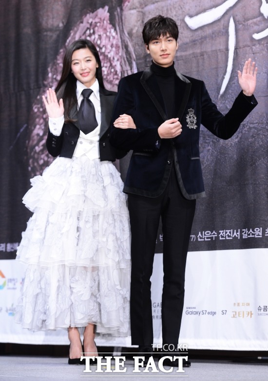 푸른 바다의 전설 주연 배우 전지현-이민호. 배우 전지현과 이민호(오른쪽)는 SBS 수목드라마 푸른 바다의 전설에서 주연 배우로 활약하고 있다. /이덕인 기자