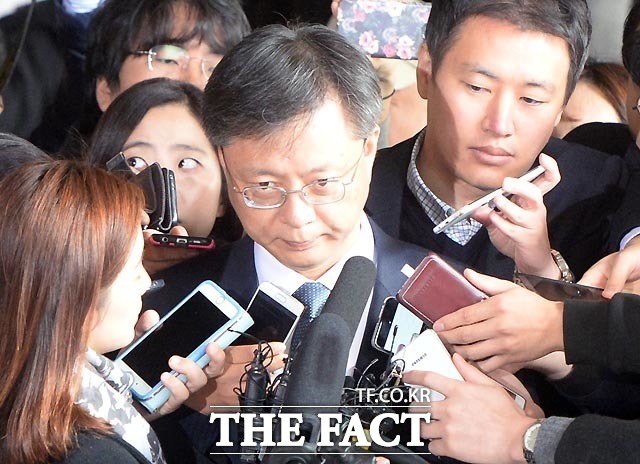 가족회사 정강 공금 유용과 처가 땅의 넥슨 거래 관련 의혹, 기흥CC 주변 땅 차명 보유 문제, 아들의 의경 보직 특혜 등 각종 비위 의혹이 제기된 우병우 전 청와대 민정수석비서관이 6일 서울 서초동 서울중앙지검에 출석하고 있다./이효균 기자