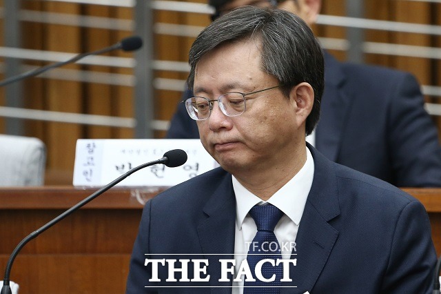 우병우 전 청와대 민정수석비서관이 22일 오후 서울 여의도 국회에서 열린 박근혜 정부의 최순실 등 민간인에 의한 국정농단 의혹 사건 진상 규명을 위한 국회 국정조사특별위원회 제5차 청문회에서 생각에 잠겨 있다./사진공동취재단