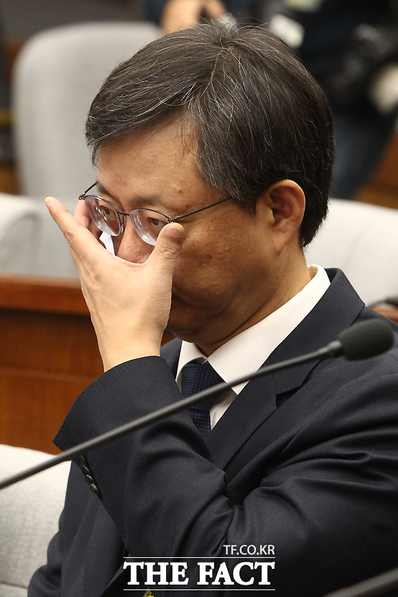 우병우 전 민정수석이 22일 오전 서울 여의도 국회에서 열린 박근혜 정부의 최순실 등 민간인에 의한 국정농단 의혹사건 진실규명을 위한 국정조사특위 제5차 청문회에 출석해 안경을 고쳐 쓰고 있다./사진공동취재단