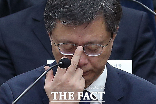 우병우 전 청와대 민정수석이 22일 오후 서울 여의도 국회의사당에서 열린 ‘제 5차 청문회’에서 안경을 올리고 있다./사진공동취재단