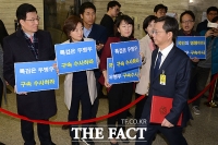 [TF포토] 민주당 의원들, '우병우 구속 수사 촉구 시위'