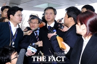 [TF포토] 의혹의 정점…취재진에 둘러싸인 '우병우 전 수석'