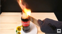  [영상] 섭씨 1000도로 가열한 칼로 콜라를 자르면?