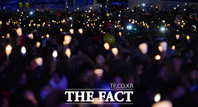 교수들은 올해의 사자성어로 군주민수(君舟民水)로 선정했다. 박근혜 대통령과 최순실 씨의 국정농단으로 분노한 민심을 반영한 것으로 풀이된다. /이덕인 기자