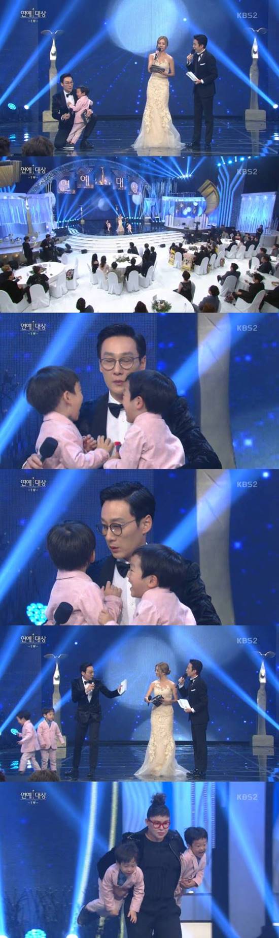 무대 난입한 서언과 서준. 서언과 서준은 아빠 이휘재가 무대에 있자 갑자기 생방송 무대 위로 올라 폭소케 했다. /KBS2 연예대상 방송 캡처