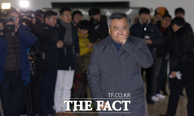 박영수 특별검사팀이 박근혜 대통령의 제3자 뇌물죄를 정조준하며 속도를 내고 있다. 사진은 지난 24일 박영수 특별검사가 대치동 박근혜 정부의 최순실 등 민간인 국정농단 사건 수사 특별검사팀 사무실에 들어서는 모습. /이새롬 기자