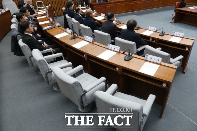 국회 국조특위는 최순실 없는 최순실 청문회라는 오명을 얻었다. 지난 다섯 차례의 청문회에서 이번 사건의 핵심인 최 씨는 증인석에 단 한 번도 앉히지 못했다. /이새롬 기자