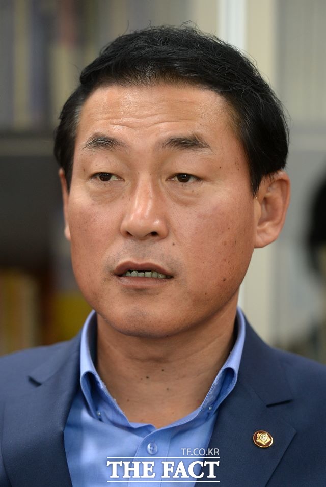 황영철 새누리당 의원은 26일 구치소 청문회 현장에서 최순실 씨가 그동안에는 불출석 사유서에 건강상의 문제를 적다가 이번에는 특검과 재판 등의 사유만 적었다고 말했다. /더팩트DB