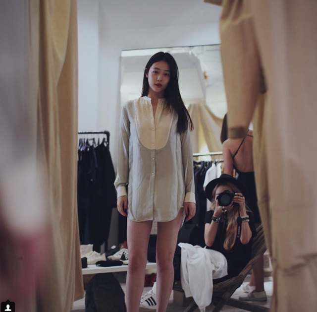 설리 새벽 3시 폭풍 업데이트. 배우 설리가 크리스마스 다음 날인 26일 새벽 11장의 사진을 연속해서 올리며 뉴욕 여행기 소식을 전했다. /설리 인스타그램