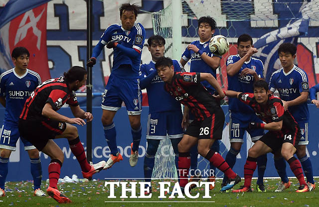 K리그 팬들은 가족과 함께 경기장에서 좋아하는 팀을 응원하며 치킨 먹는 것을 가장 큰 행복의 순간으로 꼽았다. 사진은 서울 데얀이 수원 문전에서 프리킥을 차고 있는 장면./더팩트DB