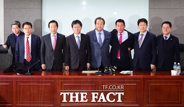 보수신당 창당추진위 새누리당 떠난다 새누리당 비박계 의원들의 비상시국회의가 21일 오전 서울 여의도 국회의사당 의원회관 제8간담회실에서 열린 가운데 김성태 의원과 유승민 의원, 김무성 전 대표, 황영철 의원을 비롯한 비박계 의원들이 탈당 의사를 밝힌 뒤 어꺠동무를 하고 있다./배정한 기자