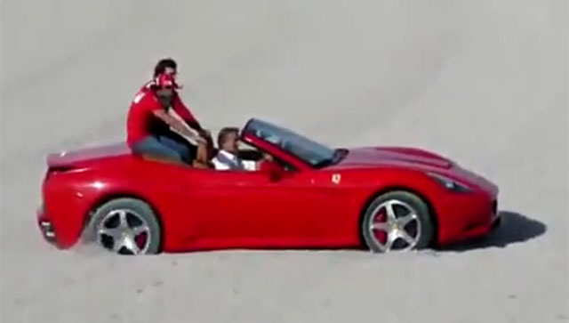 동영상 공유사이트 유튜브에는 페라리 허세의 최후, 모래지옥에 빠짐이라는 영상이 지난 21일 게시됐다. 모래밭에 빠진 페라리가 앞으로 나아가지 못하고 있다. /유튜브 영상 캡처