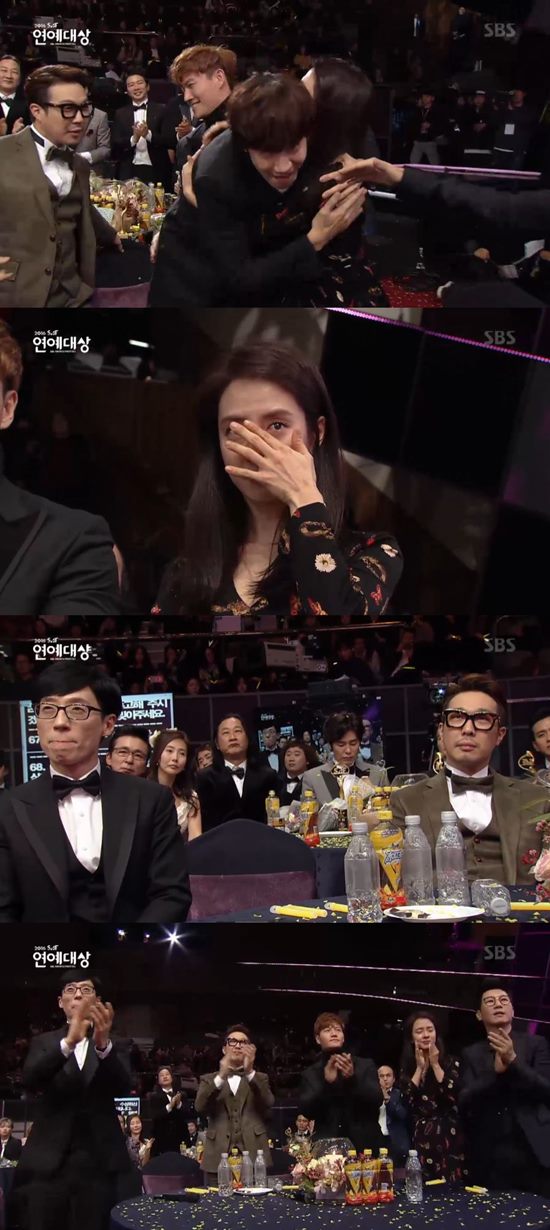런닝맨 멤버들은 이광수의 수상에 눈물을 보이며 박수를 쳤다. /SBS 연예대상 방송 캡처
