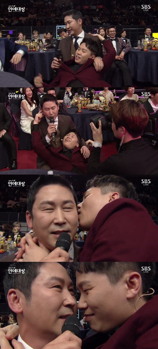 신동엽과 양세형. 방송인 신동엽(왼쪽)과 개그맨 양세형이 25일 진행된 SBS SAF 연예대상에서 은밀한 인터뷰를 가졌다. /2016 SBS 연예대상 캡처