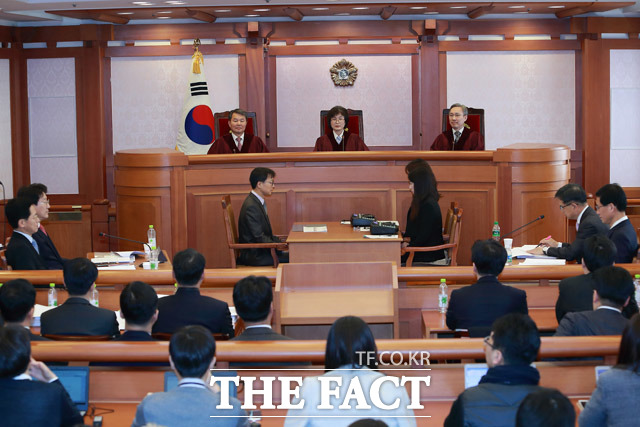 이진성, 이정미, 강일원 재판관이 참여한 가운데, 박근혜 대통령 탄핵심판 2차 준비기일이 공개심리로 진행되고 있다.