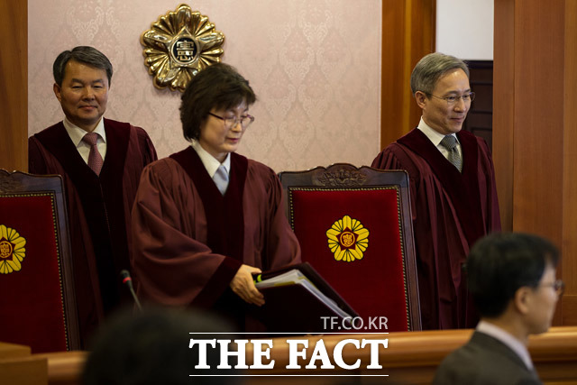 입장하는 이진성, 이정미, 강원일 헌법재판관(왼쪽부터)
