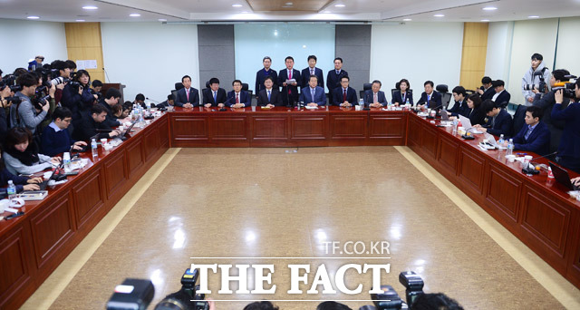 새누리당 비박계 29명은 27일 오전 새누리당 탈당을 선언했다. 정병국 가칭 개혁보수신당 추진위원장은 이날 오전 국회에서 기자회견을 하고 친박은 보수 가치를 망각하고 있다. 친박은 국정 농단을 비호하며 후안무치한 행태를 보인다며 탈당 사유를 밝혔다. /배정한 기자