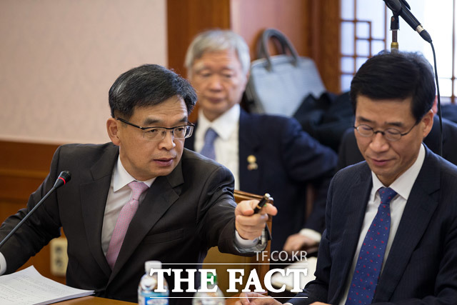 박 대통령 변호인단 이중환 변호사가 자료를 검토하고 있다.