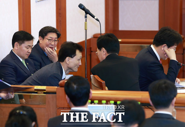 국회 탄핵소추위원인 김관영 국민의당 의원, 이춘석 더불어민주당 의원, 권성동 법사위원장이 재판시작을 기다리고 있다.