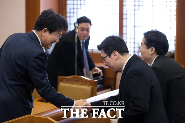 권성동 국회 탄핵 소추위원장이 박 대통령 변호인단과 악수하고 있다.