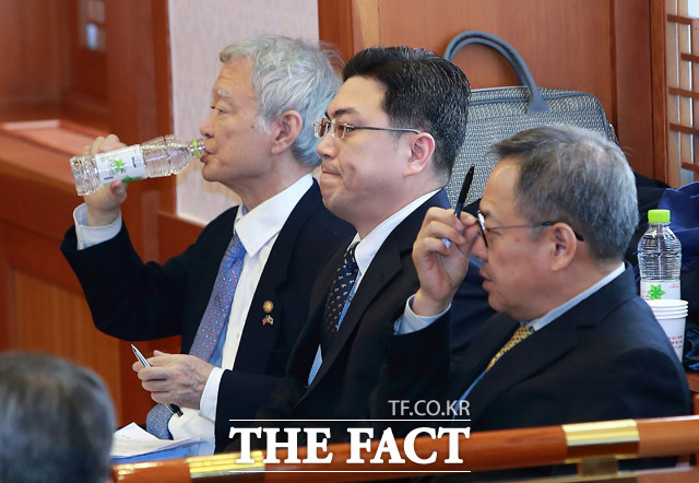 박 대통령 변호인단 변호사들이 재판시작을 기다리며 물을 마시고 있다.