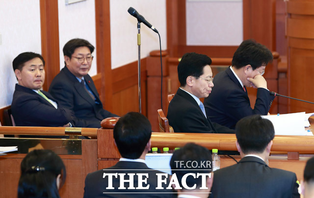 국회 탄핵소추위원인 김관영 국민의당 의원, 이춘석 더불어민주당 의원, 권성동 법사위원장이 재판시작을 기다리고 있다.