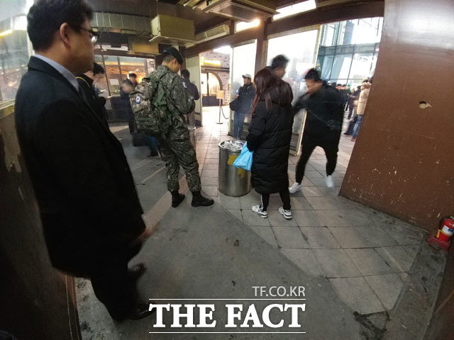 서울역을 빠져나온 사람들이 흡연실에서 담배를 피우고 있다. /이성락 기자