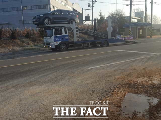 일요일인 25일 오전 8시 20분쯤 현대글로비스 탁송 차량이 기아차 신차를 추가적으로 싣고와 비포장 공터에 차량을 주차했다.