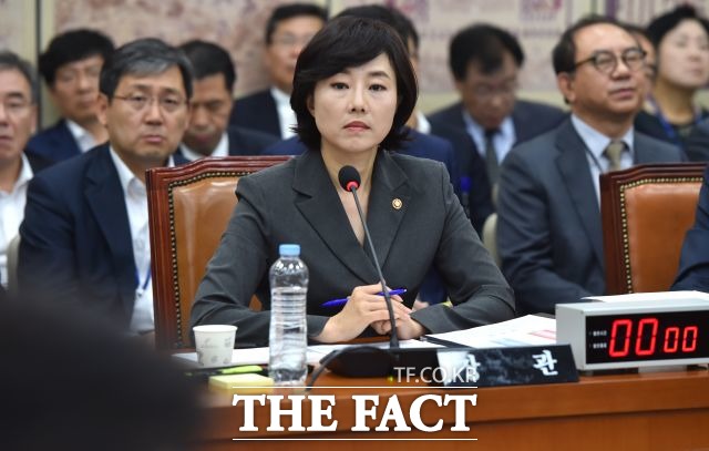 조윤선 문화체육관광부 장관은 28일 국회에서 열린 교육문화체육관광위원회 전체회의에서 문화예술계 블랙리스트 의혹을 강하게 부인했다./이새롬 기자