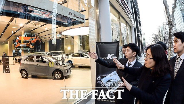 기아자동차가 고객들에게 더 많은 브랜드 체험 기회를 제공하기 위해 테헤란로, 서초 전시장에 국내 최초로 3D 홀로그램 전시물을 적용했다고 28일 밝혔다. /기아자동차 제공