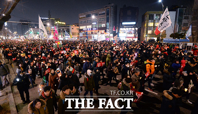 크리스마스이브인 24일 오후 서울 광화문 일대에서 박근혜 대통령의 조기 탄핵 촉구 9차 대규모 촛불집회가 열린 가운데 참가자들이 청와대를 향해 행진하고 있다./이덕인 기자