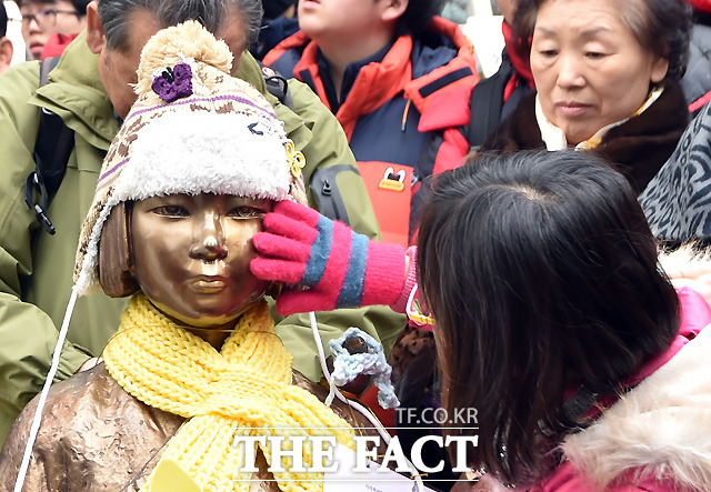 부산동구청, 소녀상 압수 논란. 부산동구청이 결국 일본 영사관 앞 소녀상 설치를 허락하지 않으면서 최근 논란이 일고 있다./이새롬 기자