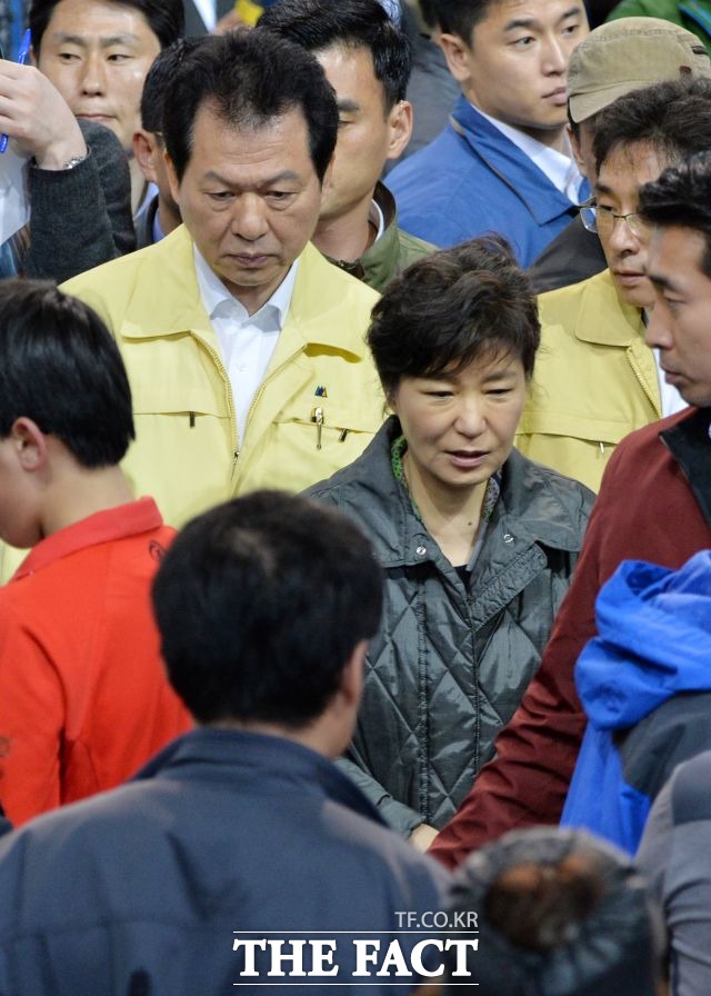 국정 농단의 핵심 최순실 씨와 공모한 협의를 받는 박근혜 대통령이 이번에는 야매(비합법적인 방법) 시술을  받았다는 의혹이 불거졌다. 사진은 지난 2014년 4월 17일 진도체육관을 찾았을 당시 박 대통령. /더팩트DB