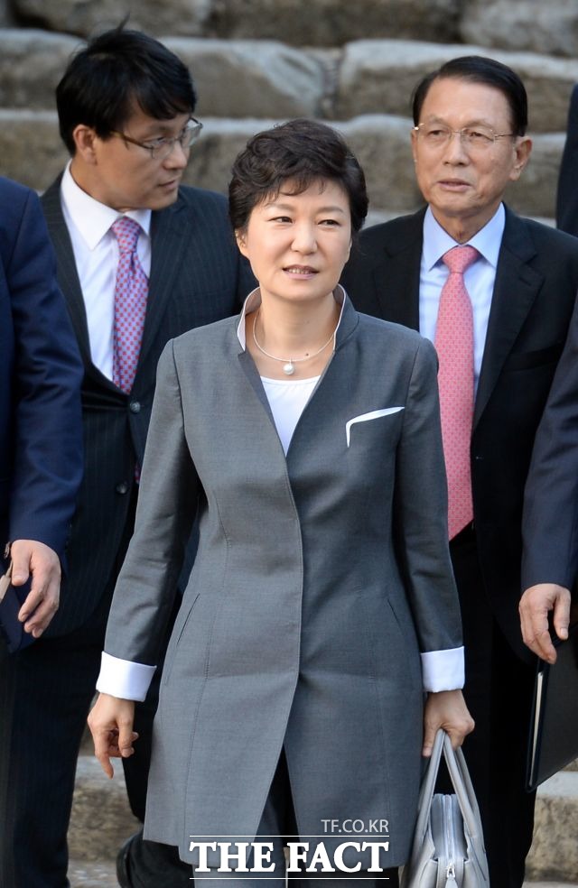 박근혜 대통령은 비선 진료를 이용해 청와대 관저에서 시술을 받은 것으로 드러났다. 박 대통령은 최근 세월호 7시간과 성형시술 의혹을 받는다. /더팩트DB