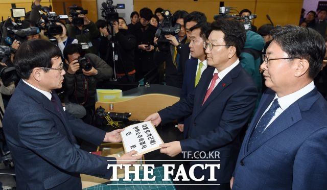 국회는 지난 9일 박근혜 대통령의 탄핵소추안을 가결하고 의결서를 헌법재판소에 제출했다. 사진은 권성동(가운데) 국회 법사위원장이 헌재에 의결서 제출 당시. /이새롬 기자