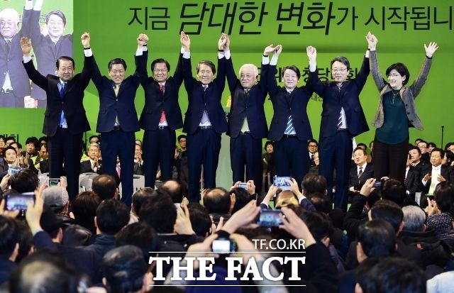 국민의당 중앙당 창당대회가 2월 2일 오후 대전광역시 한밭체육관에서 열린 가운데 박주선 최고위원과 주승용 원내대표, 천정배 공동대표, 한상진 공동창당준비위원장, 김한길 선거대책위원장, 안철수 공동대표, 김성식 전 의원, 박주현(왼쪽부터) 변호사가 박수를 치고 있다./배정한 기자