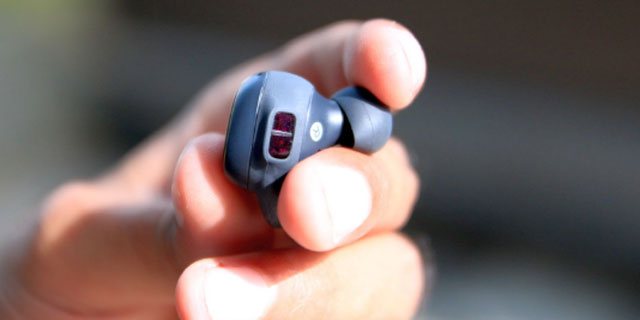 29일(현지시각) 샘모바일에 따르면 삼성전자가 갤럭시S8의 3.5mm 헤드폰 잭을 제거하는 대신 귀에 장착할 수 있는 무선 헤드폰을 출시할 것으로 보인다. /샘모바일 홈페이지 갈무리