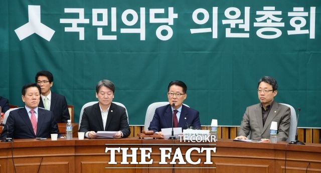 주승용 신임 국민의당 원내대표는 30일 국회에서 열린 비상대책위원-중진의원 연석회의에서 계파 대리전도 아니고 호남과 안철수 경쟁도 아니다라고 부정했다./남윤호 기자