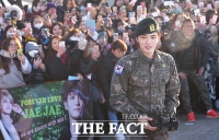 [TF포토] JYJ 김재중, '혹한에도 팬들 사랑 받으며 따뜻한 전역'