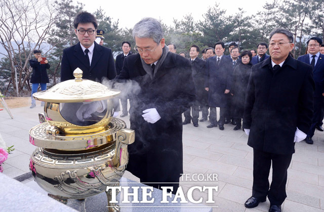 김영삼 전 대통령 묘역 찾은 국민의당