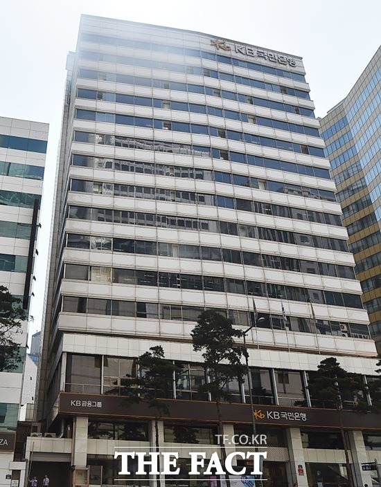 KB금융지주가 성과연봉제 등으로 계열사에서 잡음이 새어 나오고 있어 이에 대한 해결이 시급한 상태다. /더팩트 DB